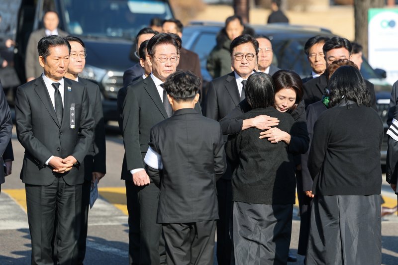 이재명 대통령과 김혜경 여사가 31일 서울 여의도 국회의원회관에서 이해찬 전 국무총리 사회장 영결식이 끝난 뒤 유족들을 위로하고 있다. 뉴스1