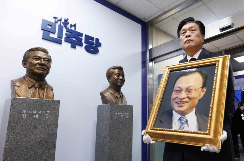 [서울=뉴시스] 권창회 기자 = 31일 오전 서울 여의도 더불어민주당 중앙당사에서 엄수된 고(故) 이해찬 전 국무총리 노제에서 조승래 더불어민주당 사무총장이 영정을 들고 당사로 들어서고 있다. (공동취재) 2026.01.31. kch0523@newsis.com