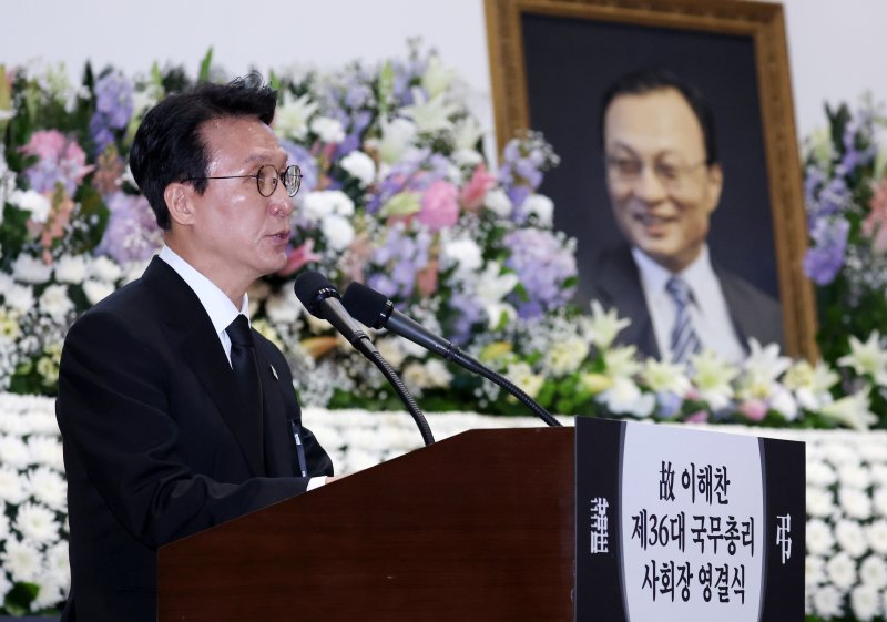 [서울=뉴시스] 최동준 기자 = 김민석 국무총리가 31일 서울 여의도 국회 의원회관에서 열린 고 이해찬 전 국무총리(민주평화통일자문회의 수석부의장) 영결식에서 조사하고 있다. 2026.01.31. photocdj@newsis.com