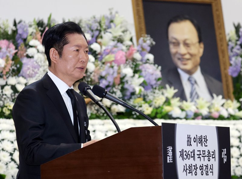 [서울=뉴시스] 최동준 기자 = 정청래 더불어민주당 대표가 31일 서울 여의도 국회 의원회관에서 열린 고 이해찬 전 국무총리(민주평화통일자문회의 수석부의장) 영결식에서 추도사 하고 있다. 2026.01.31. photocdj@newsis.com