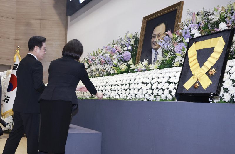 [서울=뉴시스] 최동준 기자 = 이재명 대통령과 김혜경 여사가 31일 서울 여의도 국회 의원회관에서 열린 고 이해찬 전 국무총리(민주평화통일자문회의 수석부의장) 영결식에서 헌화를 하고 있다. 2026.01.31. photocdj@newsis.com