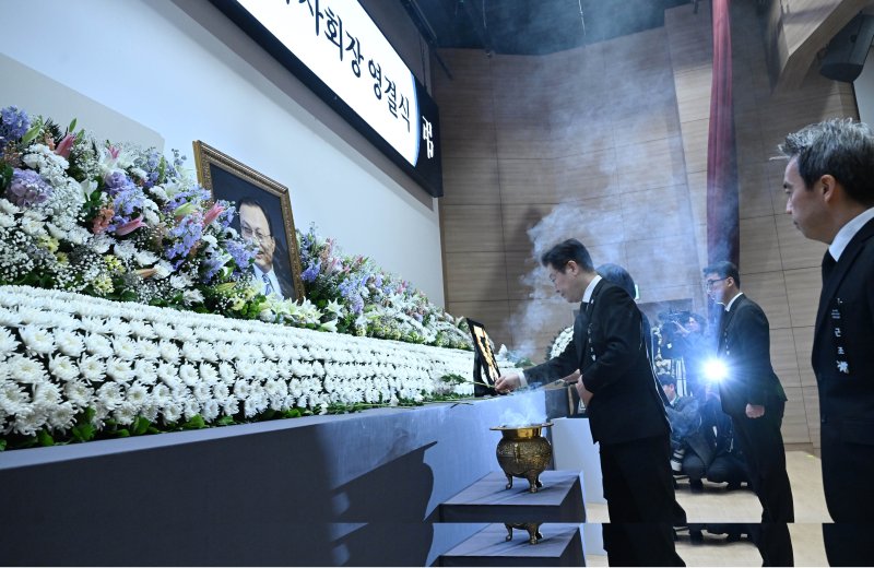 [서울=뉴시스] 최동준 기자 = 이재명 대통령과 김혜경 여사가 31일 서울 여의도 국회 의원회관에서 열린 고 이해찬 전 국무총리(민주평화통일자문회의 수석부의장) 영결식에서 헌화를 하고 있다. 2026.01.31. photocdj@newsis.com