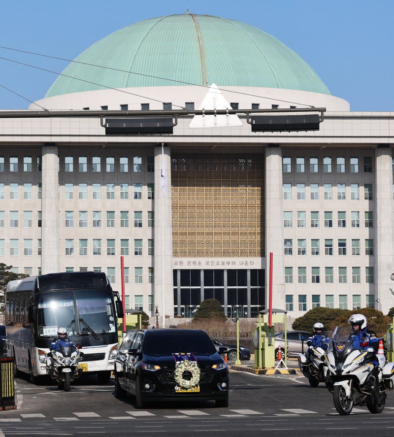 [서울=뉴시스] 권창회 기자 = 고(故) 이해찬 제36대 국무총리 사회장 영결식이 엄수된 31일 오전 영결식을 마친 고인의 운구행렬이 서울 여의도 국회의사당을 나서고 있다. (공동취재) 2026.01.31. photo@newsis.com