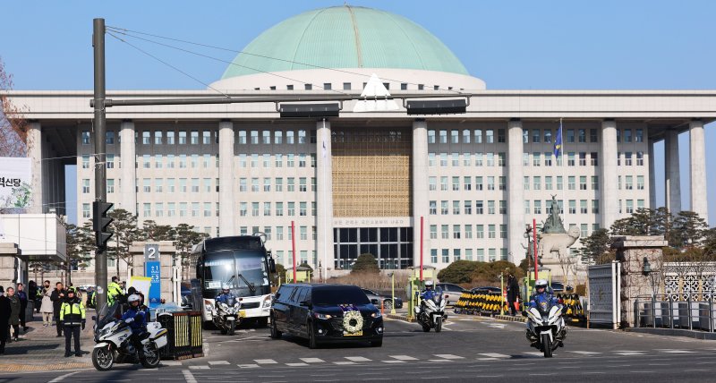 [서울=뉴시스] 권창회 기자 = 고(故) 이해찬 제36대 국무총리 사회장 영결식이 엄수된 31일 오전 영결식을 마친 고인의 운구행렬이 서울 여의도 국회의사당을 나서고 있다. (공동취재) 2026.01.31. photo@newsis.com