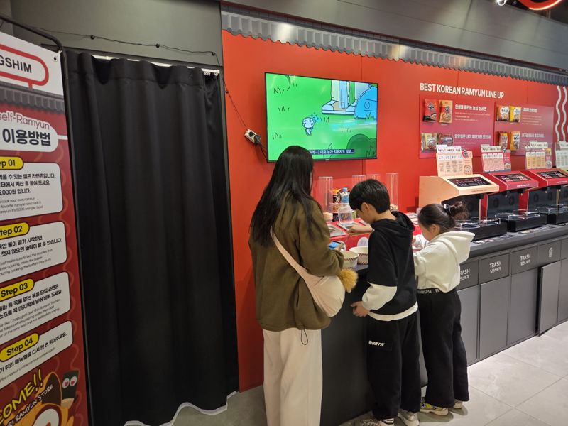 지난달 30일 서울 중구에 위치하 너구리 라면 가게에서 방문객들이 라면을 제조하고 있다. 사진=박경호 기자