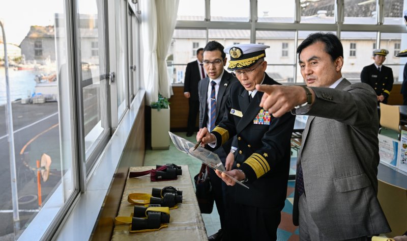 안규백 국방부장관이 30일 일본 해상자위대 요코스카총감부를 방문하여 기지 브리핑을 받고 있다. (국방부 제공. 재판매 및 DB 금지) 2026.1.30/뉴스1 ⓒ News1 이호윤 기자