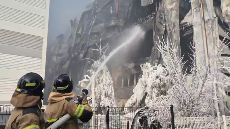 [청주=뉴시스] 충북 음성 공장 화재 진압 모습. (사진=충북소방본부 제공)