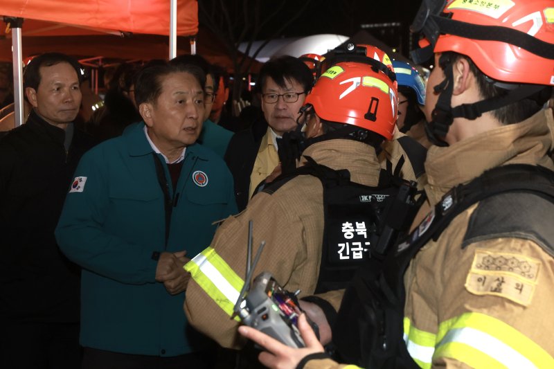 [음성=뉴시스] 김영환 충북지사가 30일 음성군 맹동면 위생용품 제조 공장 화재 현장을 찾아 관계자들로부터 화재 진압 상황을 보고 받고 현장을 살펴보고 있다.(사진=충북도 제공) 2026.01.30. photo@newsis.com *재판매 및 DB 금지