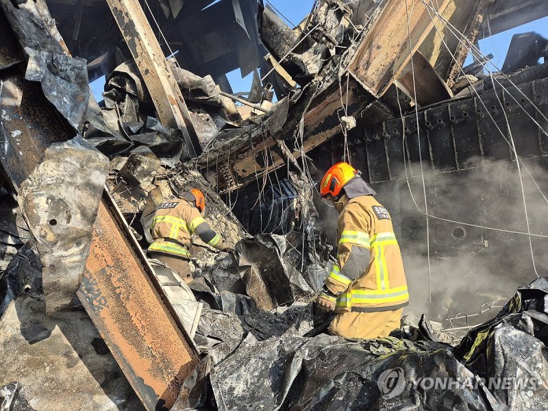 음성 생필품 제조 공장 화재 현장서 인명 검색 (출처=연합뉴스)
