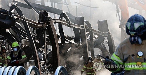 불에 모두 탄 음성 생활용품 제조공장 (출처=연합뉴스)