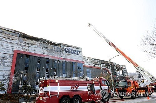 불에 모두 탄 음성 생활용품 제조공장 (출처=연합뉴스)