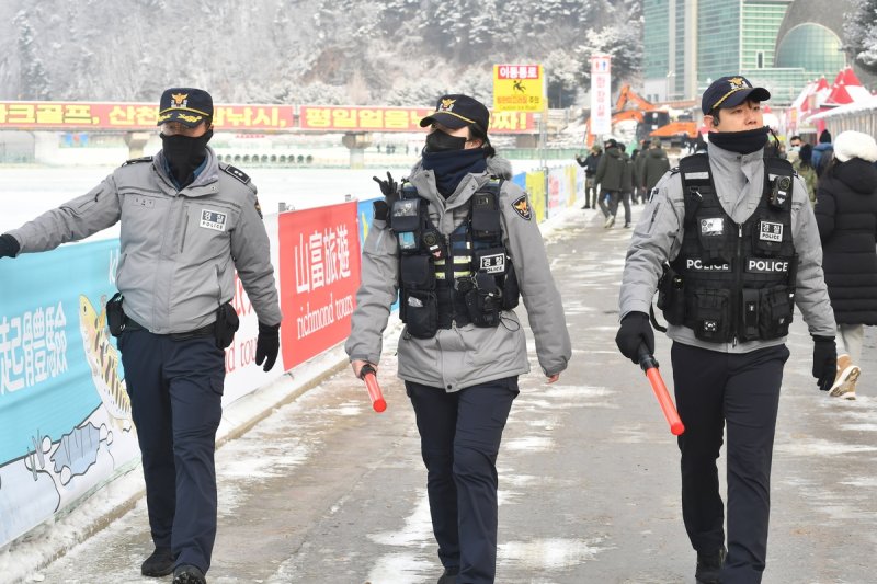 축제장 점검하는 경찰 (출처=연합뉴스)
