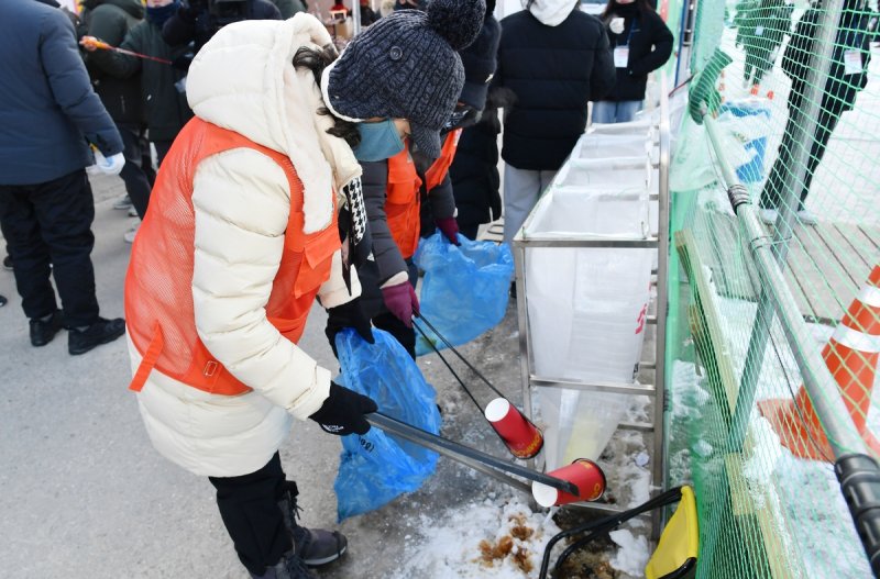 축제장 환경정화 (출처=연합뉴스)