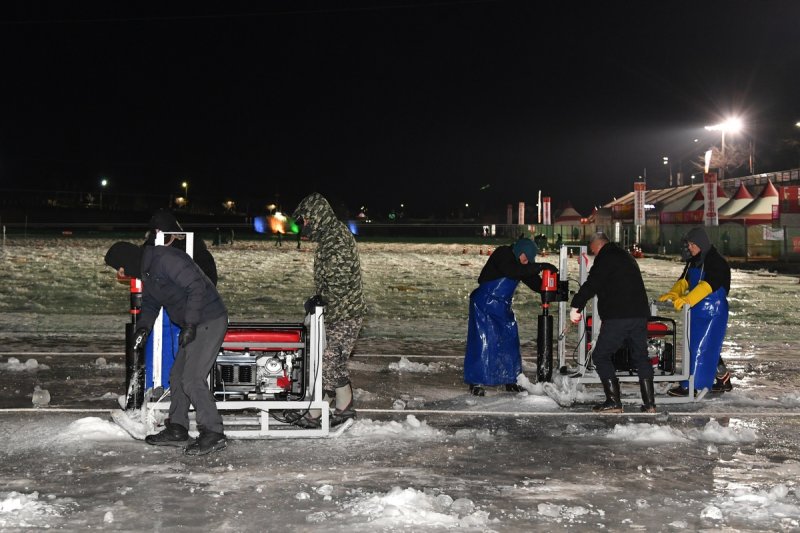 새벽부터 작업하는 축제 관계자 (출처=연합뉴스)
