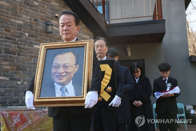 자택 나서는 이해찬 전 총리 영정 (출처=연합뉴스)