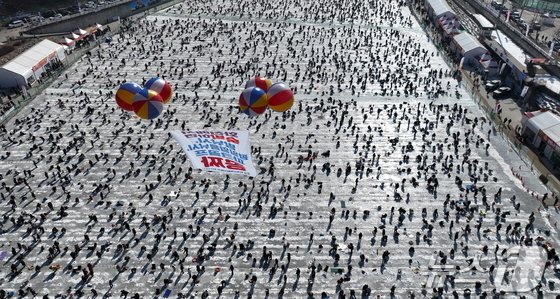 '2026 얼음나라 산천어축제'에 참여 중인 방문객 모습.2026.1.31(화천군 제공. 재판매 및 DB금지)/뉴스1