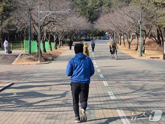 31일 울산 남구 울산대공원에서 시민들이 달리거나 걷고 있다.2026.1.31/뉴스1 박정현 기자