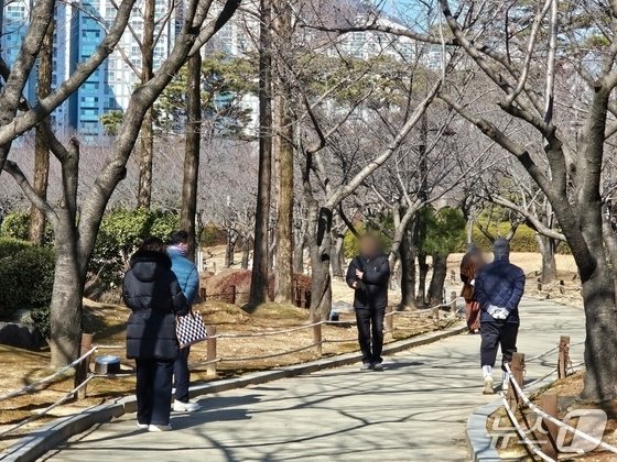 한파가 한풀 꺾인 31일 오후 김해 연지공원을 찾은 시민들이 산책로를 걷고 있다. 2026.1.31/뉴스1 박민석 기자