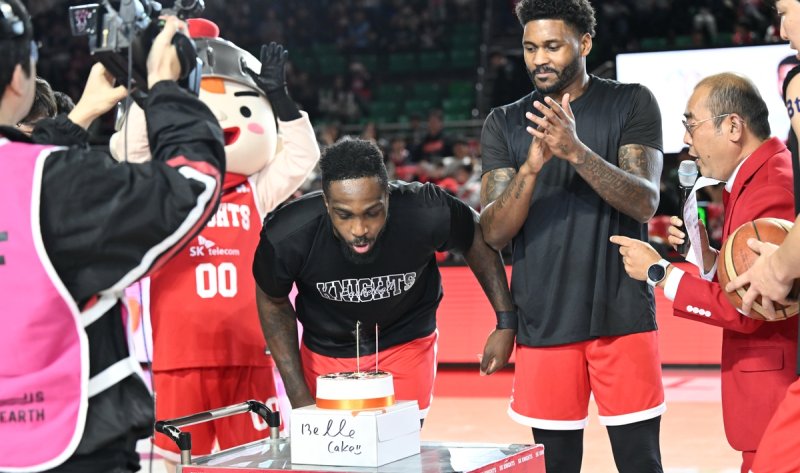 생일 케이크 받은 SK 워니 (출처=연합뉴스)