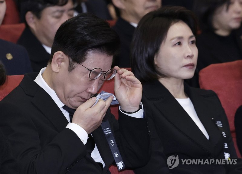 눈물 닦는 이재명 대통령 (출처=연합뉴스)