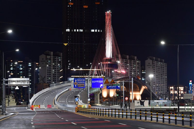 31일 경북 포항시 송도동(송도해수욕장)과 항구동(영일대해수욕장)을 연결하는 해오름대교에 경관 조명이 불을 밝히고 있다. 2026.1.31/뉴스1 ⓒ News1 최창호 기자