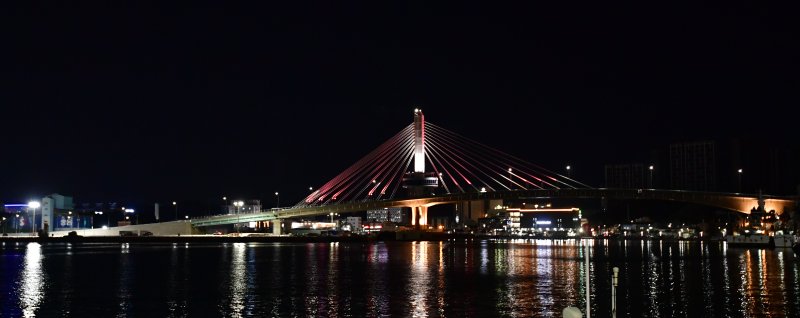 31일 경북 포항시 송도동(송도해수욕장)과 항구동(영일대해수욕장)을 연결하는 해오름대교에 경관 조명이 밤바다를 밝히고 있다. 2026.1.31/뉴스1 ⓒ News1 최창호 기자