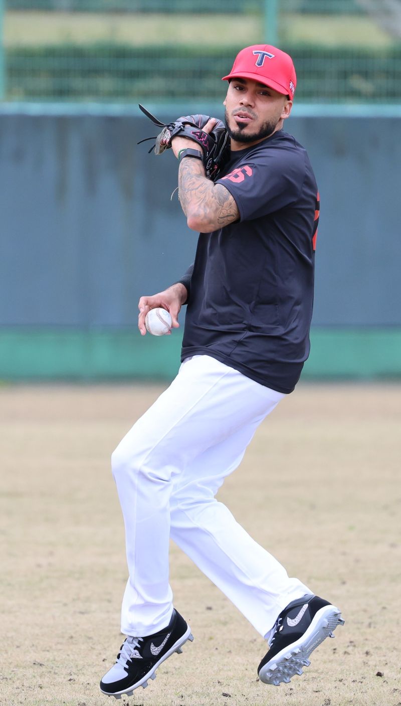 "2루가 가장 편하다고 하긴 하는데..." 이범호 감독이 선택한 15억 용병의 자리는 일단 '좌익수'