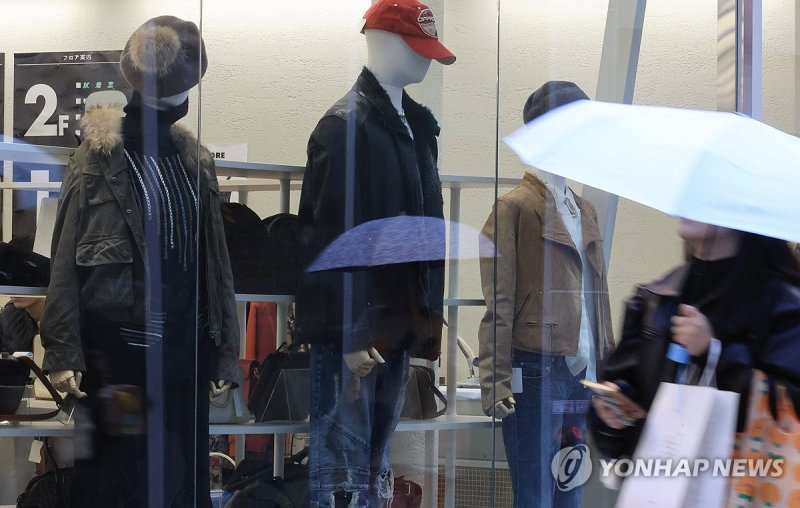 옷 가게 쇼윈도 (출처=연합뉴스)