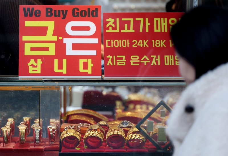 [서울=뉴시스] 김진아 기자 = 국제 금의 현물 가격이 처음으로 온스당 5200달러(약 750만원)를 돌파한 28일 서울의 한 귀금속 매장에 금과 은 제품 거래 안내문이 놓여있다.28일 인베스팅닷컴에 따르면, 금 현물이 온스당 5천205.97달러에 거래되고 있다. 한편, 은의 현물 가격은 전날 사상 처음으로 온스당 110달러를 돌파했다. 2026.01.28. bluesoda@newsis.com