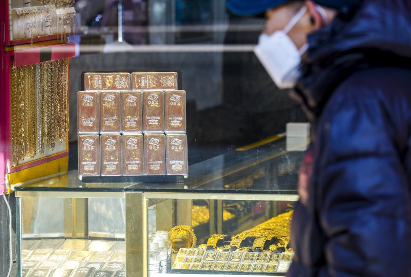 [서울=뉴시스] 정병혁 기자 = 21일 서울시내 금은방에 골드바와 실버바가 진열되어 있다.도널드 트럼프 미국 대통령이 그린란드 확보를 위해 유럽 국가들에 대한 추가 관세 부과를 예고한 가운데 금과 은 가격이 치솟고있다. 금 현물 가격은 장중 사상 처음으로 온스당 4800달러를 돌파했다. 금 현물 가격은 이번 달에만 10% 이상 상승하며 연일 사상 최고치를 경신하고 있다. 2026.01.21. jhope@newsis.com