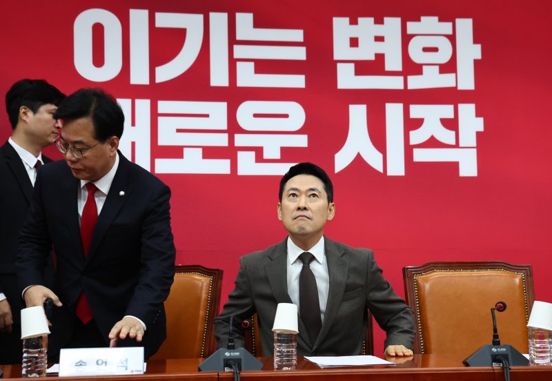 [서울=뉴시스] 김명년 기자 = 장동혁 국민의힘 대표가 29일 오전 서울 여의도 국회에서 열린 최고위원회의에서 자리에 앉고 있다. 2026.01.29. kmn@newsis.com