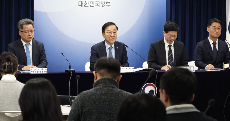 [서울=뉴시스] 추상철 기자 = 김윤덕 국토교통부 장관이 29일 오전 서울 종로구 정부서울청사에서 주택공급촉진 국토부 주관 합동브리핑을 하고 있다. 2026.01.29. scchoo@newsis.com