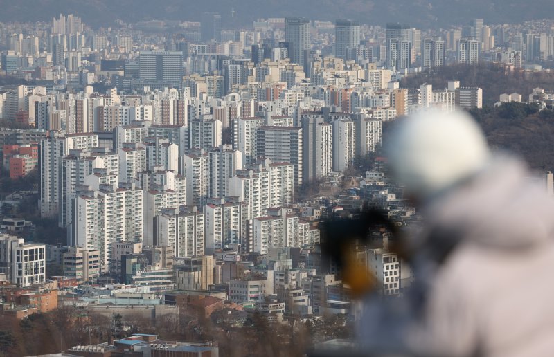 [서울=뉴시스] 김진아 기자 = 서울 중구 남산에서 서울시내 아파트가 보이고 있다. 2026.01.23. bluesoda@newsis.com