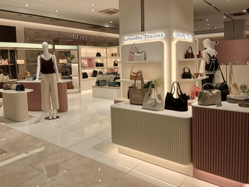 [서울=뉴시스] 서울 송파구에 위치한 사만사타바사(Samantha Thavasa) 롯데백화점 잠실점 매장이 보이고 있다. (사진=한국에스티엘 제공) 2026.01.30. photo@newsis.com