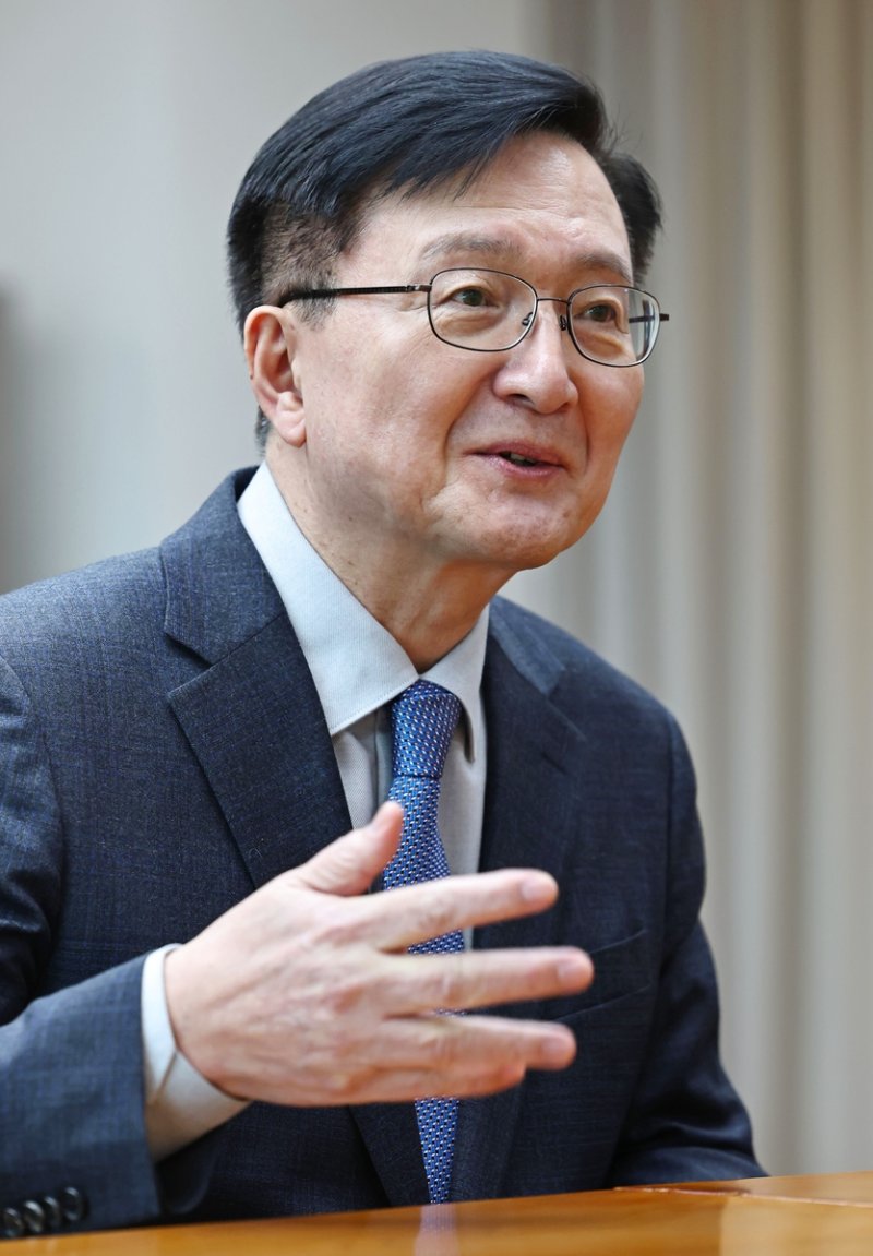 인터뷰하는 유홍림 서울대 총장 (출처=연합뉴스)