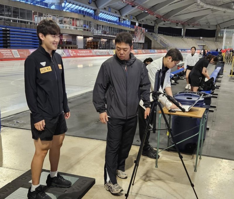 신체 균형 측정하는 쇼트트랙 국가대표 임종언 (출처=연합뉴스)