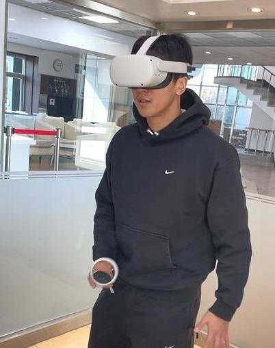 VR 기기로 훈련하는 스피드스케이팅 김준호 (출처=연합뉴스)