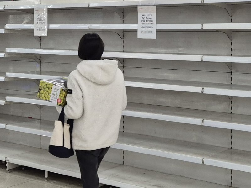 한 시민이 홈플러스 울산남구점의 빈 매대 앞을 지나고 있다. 이 매대엔 '2월 11일부터 영업을 종료한다'는 안내문이 붙어 있다.2026.1.27/뉴스1ⓒ 뉴스1 박정현 기자 ⓒ News1 박정현 기자