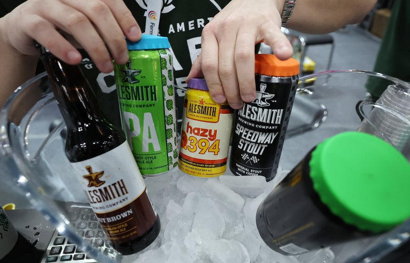 지난해 4월 서울 강남구 코엑스에서 열린 대한민국 맥주박람회 및 드링크서울에서 한 관계자가 수제맥주를 정리하고 있다. 2025.4.10/뉴스1 ⓒ News1 김진환 기자