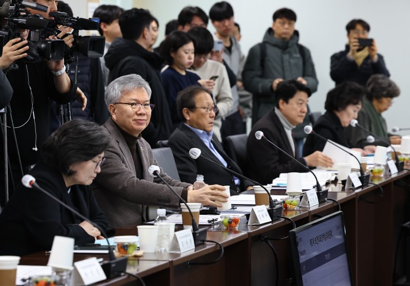 [서울=뉴시스] 최진석 기자 = 김택우(왼쪽 두번재) 대한의사협회장이 27일 서울 서초구 건강보험심사평가원 전문가자문회의장에서 열린 '제5차 보건의료정책심의위원회'에 참석해 있다. 2026.01.27. myjs@newsis.com