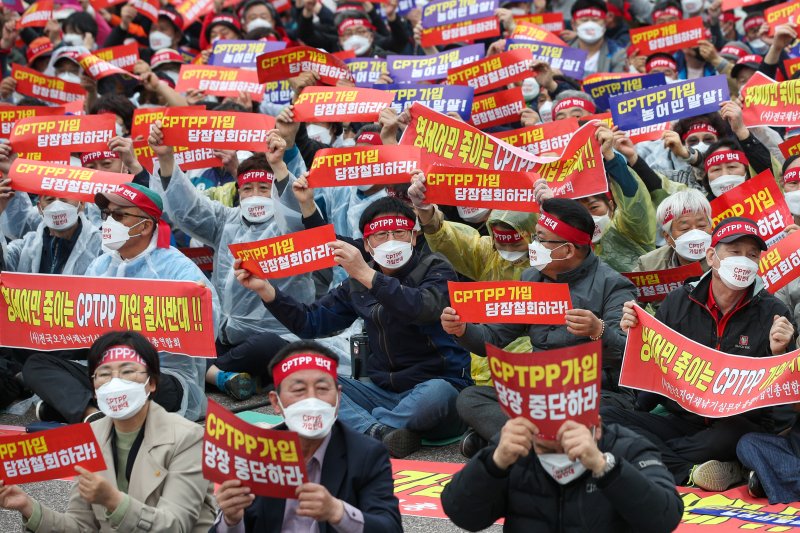 지난 2022년 서울 영등포구 여의도공원에서 열린 CPTPP 가입 저지 전국 농어민 대회에서 참가자들이 구호를 외치고 있다.ⓒ News1 안은나 기자