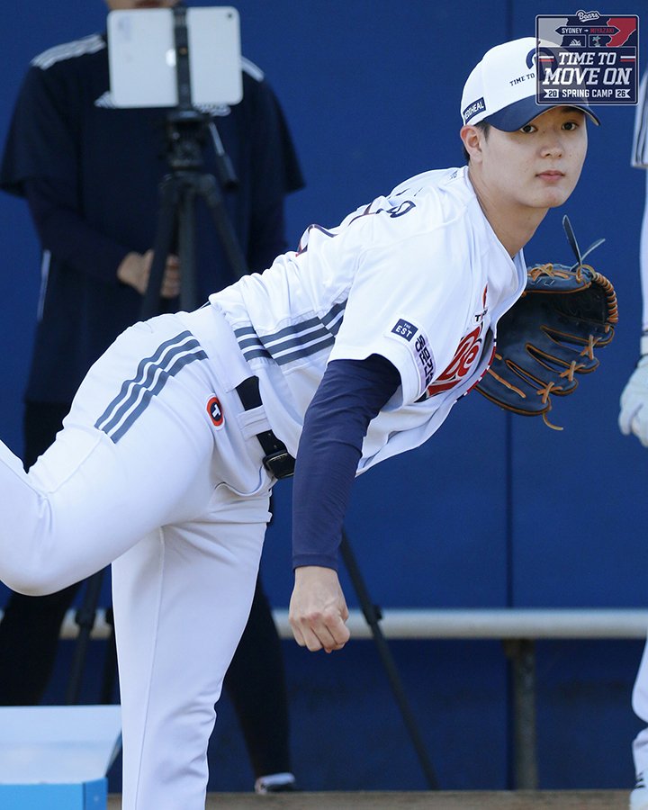 두산 신인투수 서준오가 스프링캠프에서 불펜피칭을 하고 있다.(두산 베어스 제공)