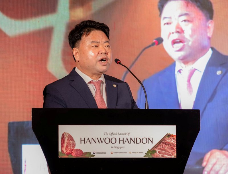 이기홍 한돈자조금관리위원회 위원장이 '2026년 싱가포르 한우·한돈 수출 론칭 행사'에서 한돈의 글로벌 경쟁력과 수출 비전을 강조하고 있다.(한돈자조금관리위원회 제공)