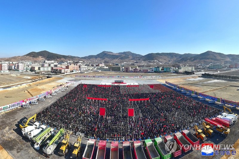 북한 평원군 지방발전정책 대상 건설 착공식 진행 (출처=연합뉴스)