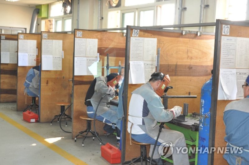 용접 실습하는 재소자 (출처=연합뉴스)