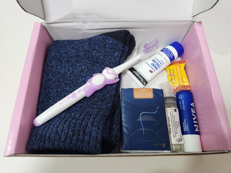 [서울=뉴시스] 이승주 기자 = 'A Life in a Day'에서 제공한 케어 패키지. 두꺼운 양말, 유아용 칫솔, 핸드크림, 티슈, 립밤, 생강 사탕, 라벤더 베개 미스트 등이 들었다. 실제 유방암 환자들에게 필요한 용품이다. 하루동안 모든 물품을 이용했다. 2026.02.01. heyjude@newsis.com *재판매 및 DB 금지