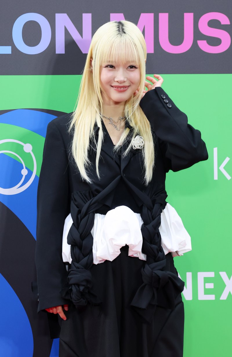 [서울=뉴시스] 김혜진 기자 = 가수 한로로가 20일 오후 서울 구로구 고척스카이돔에서 열린 2025 멜론뮤직어워드(MMA2025) 레드카펫을 밟고 있다. 멜론뮤직어워드는 지드래곤(G-DRAGON), 박재범, 10CM, 지코, EXO, 우즈(WOODZ), 제니, 에스파(aespa), 아이브(IVE), 한로로, 보이넥스트도어(BOYNEXTDOOR), 라이즈(RIIZE), 플레이브(PLAVE), NCT WISH, 아일릿(ILLIT), Hearts2Hearts (하츠투하츠), KiiiKiii (키키), ALLDAY PROJECT, IDI