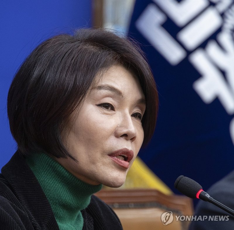 기자간담회에서 정책 추진 방향 말하는 한정애 정책위의장 (출처=연합뉴스)