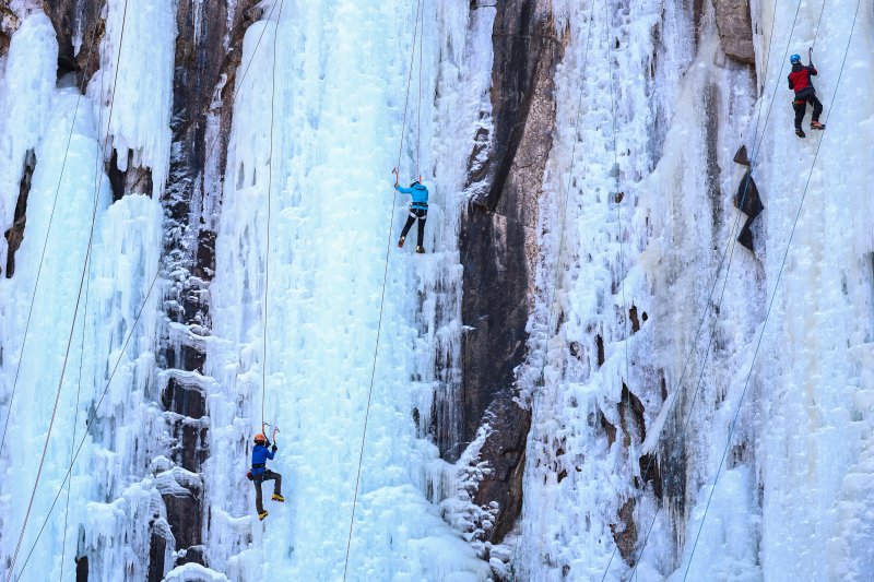1일 경기 양주시 가래비 빙벽을 찾은 등반 동호인들이 빙벽을 오르고 있다. 2026.2.1/뉴스1 ⓒ News1 김도우 기자