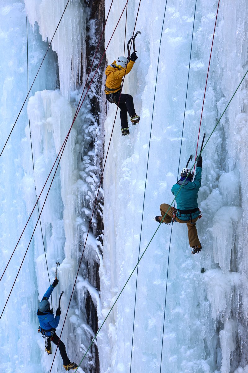 1일 경기 양주시 가래비 빙벽을 찾은 등반 동호인들이 빙벽을 오르고 있다. 2026.2.1/뉴스1 ⓒ News1 김도우 기자